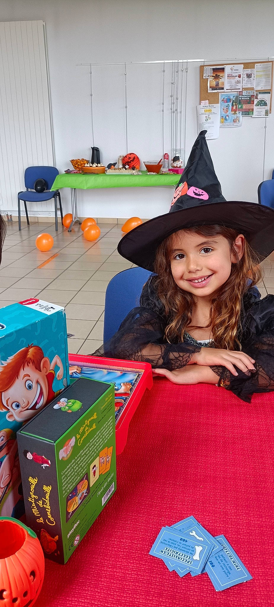 Zara participe au concours pour gagner de l'argent avec cette photo : blue, child, costume_hat, cowboy_hat, event, fashion_accessory, fashion_design, fedora, flooring, fun, happy, hat, headwear, joy, leisure, party_supply, person, recreation, smile, sun_hat