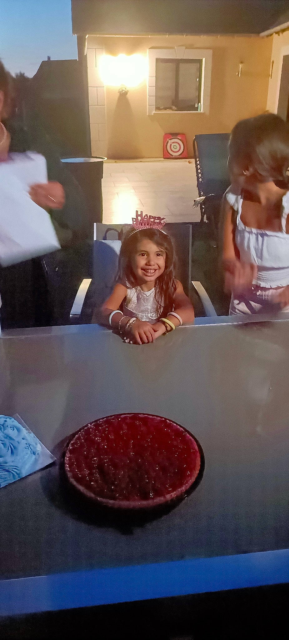 Zara a rejoint le concours — aidez-le/la à gagner de superbes lots ! arm, carmine, child, cooking, dessert, event, food, fun, happy, ingredient, joy, lamp, magenta, person, plate, room, smile, sweetness, t_shirt, table