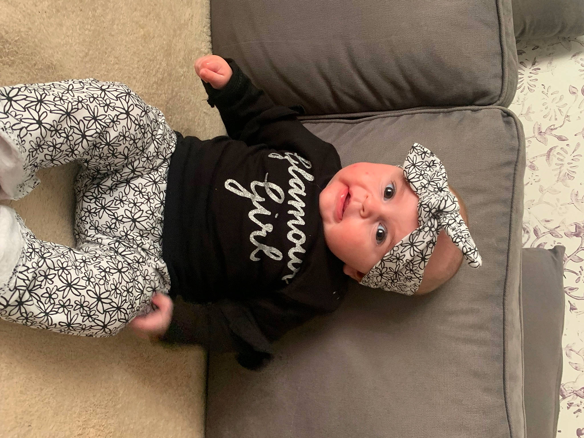 Assia participe au concours pour gagner de l'argent avec cette photo : arm, baby, baby_toddler_clothing, child, comfort, flooring, foot, glasses, hat, headgear, headwear, human_leg, joint, knee, leg, person, sitting, sleeve, t_shirt, thigh