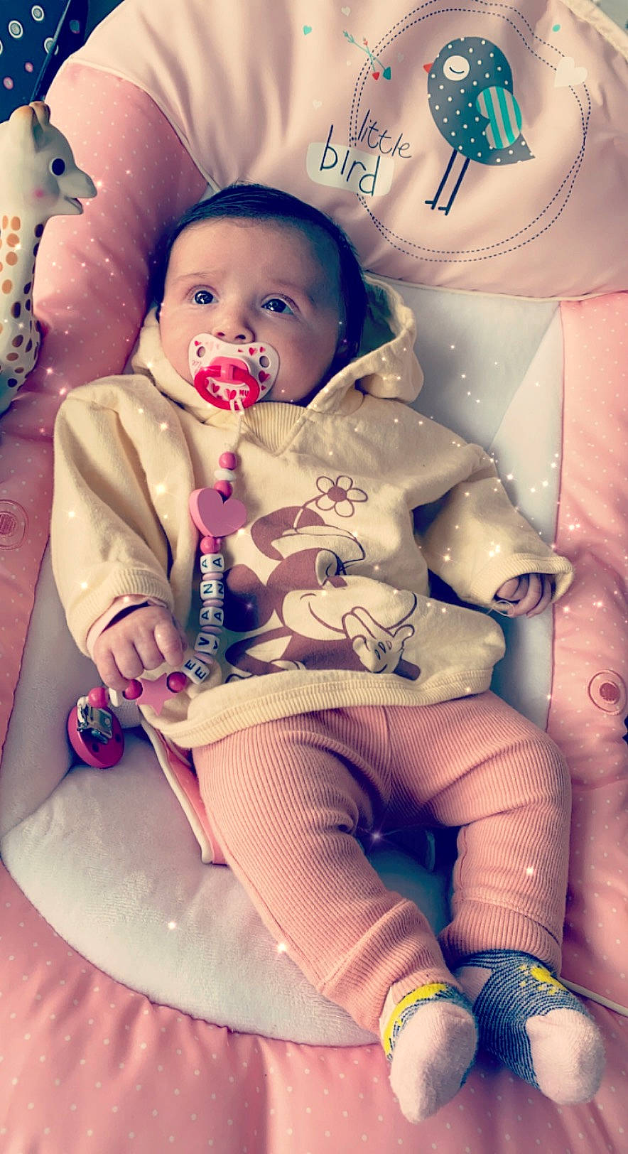 Evana a rejoint le concours — aidez-le/la à gagner de superbes lots ! arm, baby, baby_toddler_clothing, cheek, chest, child, comfort, eye, happy, head, human_body, human_leg, iris, knee, lip, mouth, person, pink, skin, thigh