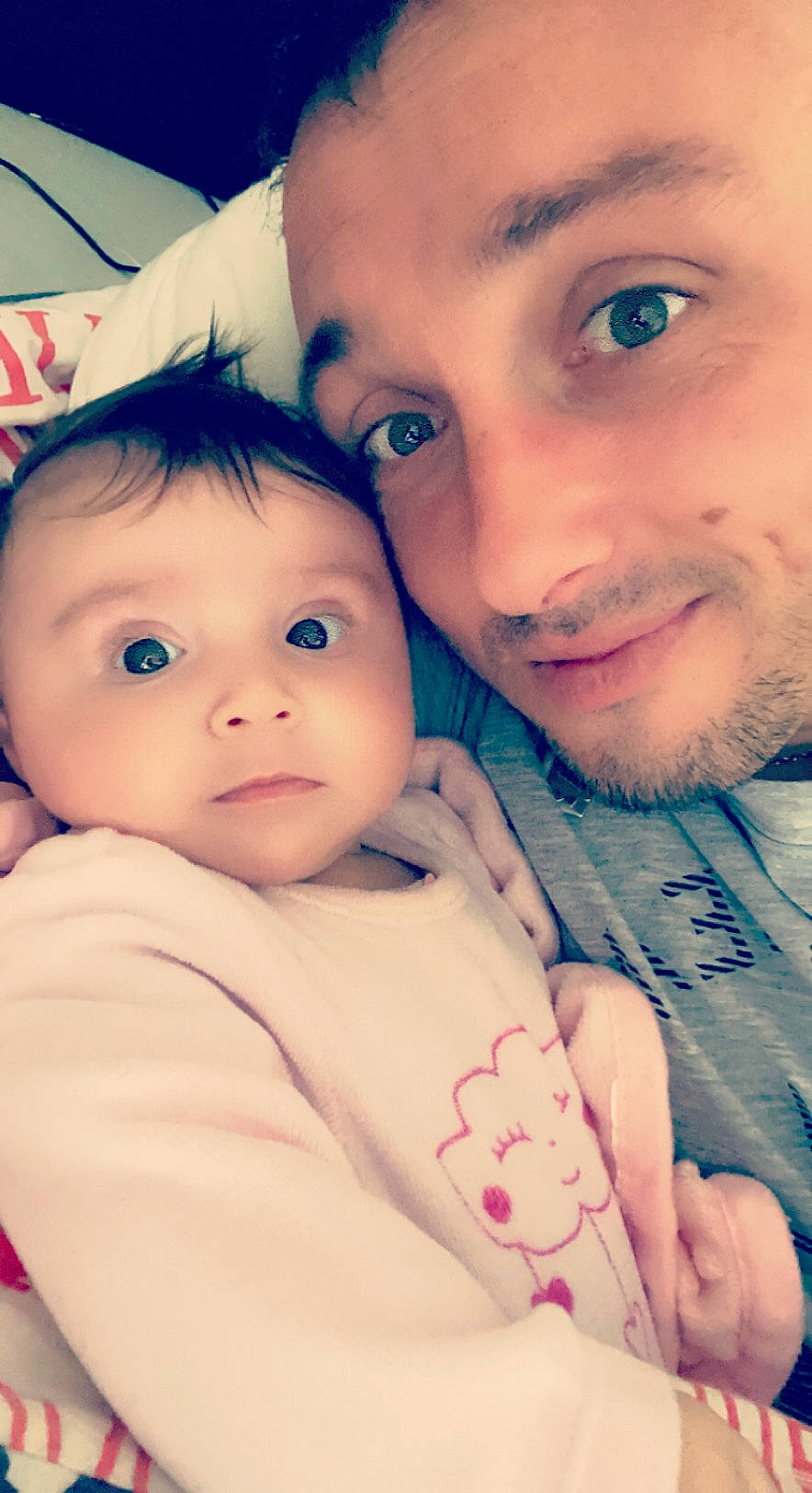 Evana participe au concours pour gagner de l'argent avec cette photo : cheek, chin, eye, eyebrow, eyelash, facial_expression, finger, forehead, gesture, hairstyle, happy, human, interaction, iris, joy, lip, mammal, mouth, nose, person