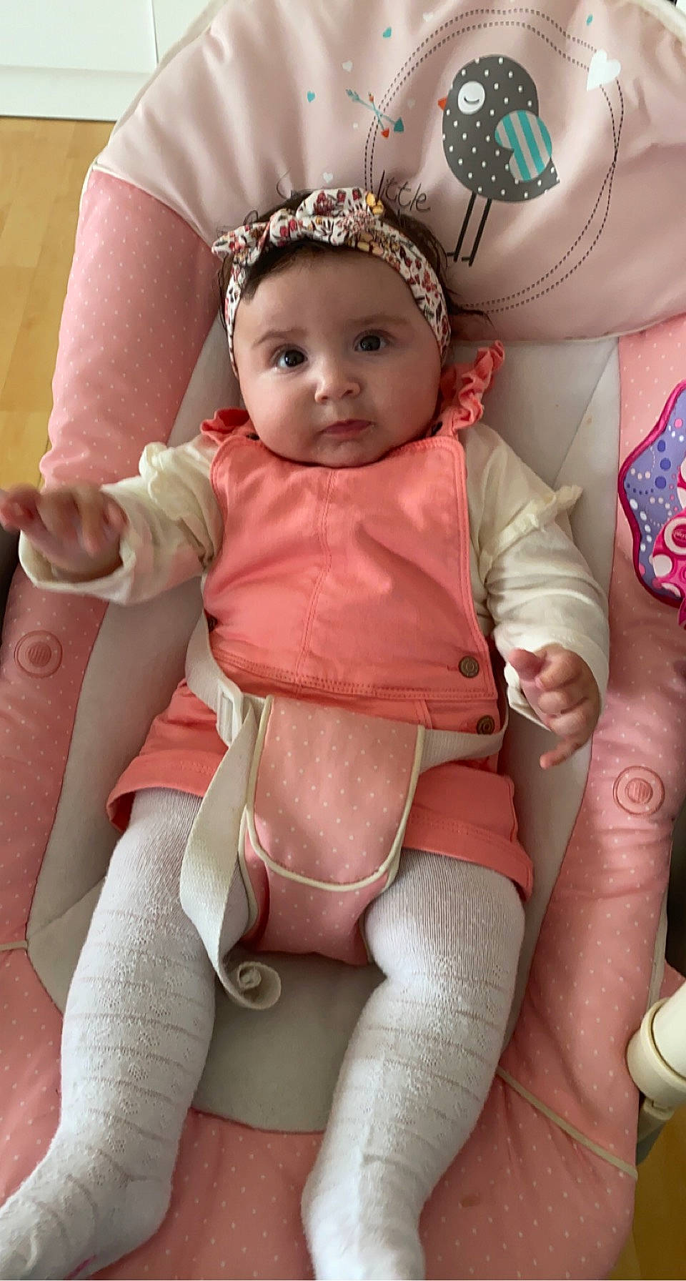 Evana a rejoint le concours — aidez-le/la à gagner de superbes lots ! arm, baby_toddler_clothing, cheek, comfort, eye, eyelash, hand, headwear, human, human_body, joint, leg, mouth, muscle, organ, person, pink, skin, stomach, textile