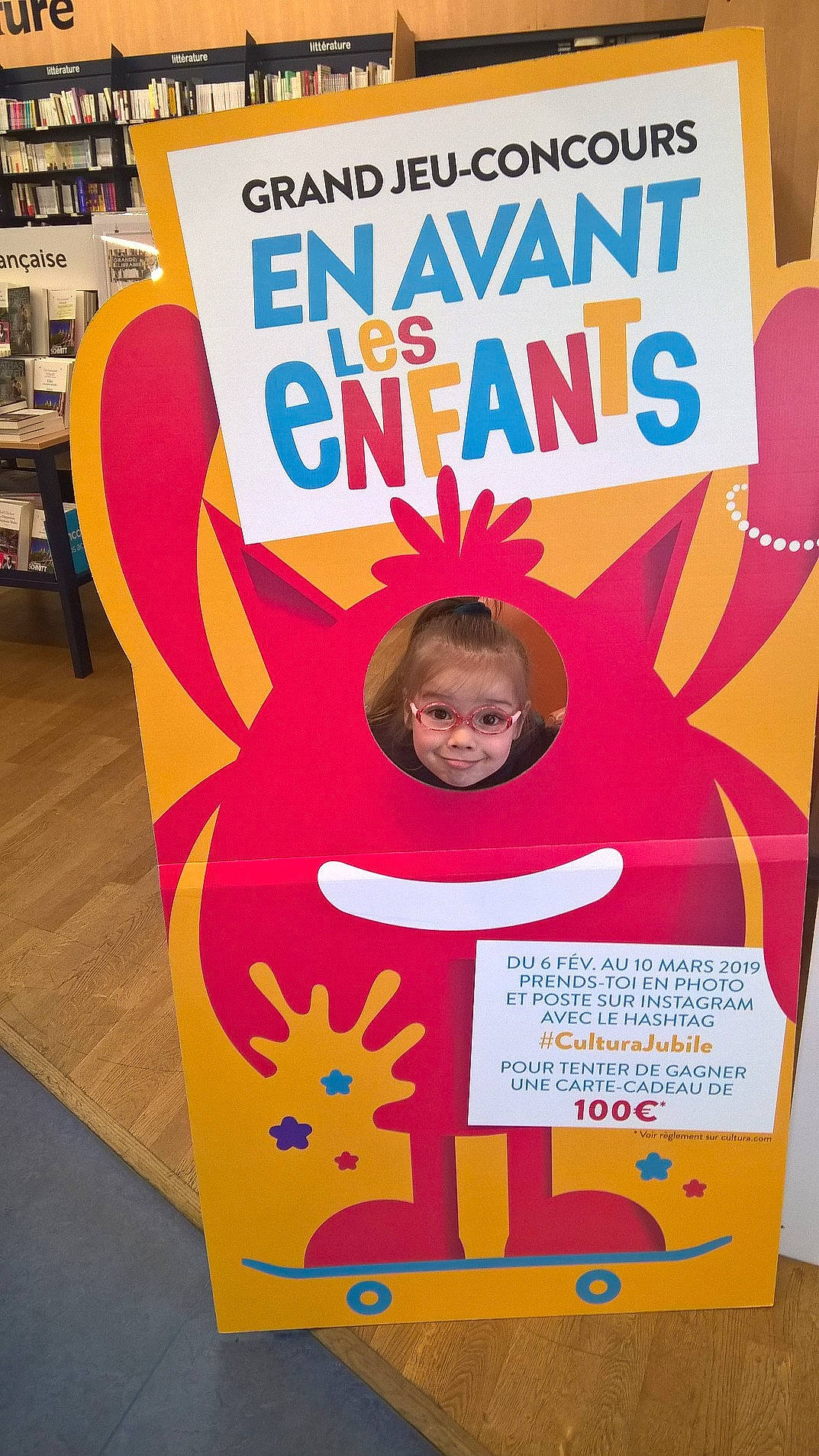 Angie participe au concours pour gagner de l'argent avec cette photo : advertising, banner, child, joy, person, poster, text