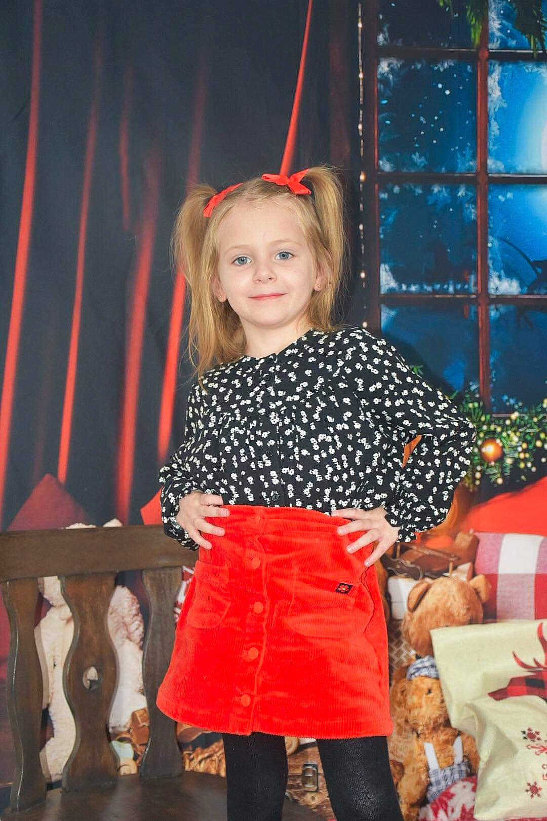 Selenna a rejoint le concours — aidez-le/la à gagner de superbes lots ! child, curtain, entertainment, event, fashion_design, fun, happy, holiday, joy, leisure, lighting, magenta, party, pattern, performing_arts, person, plaid, room, smile, standing