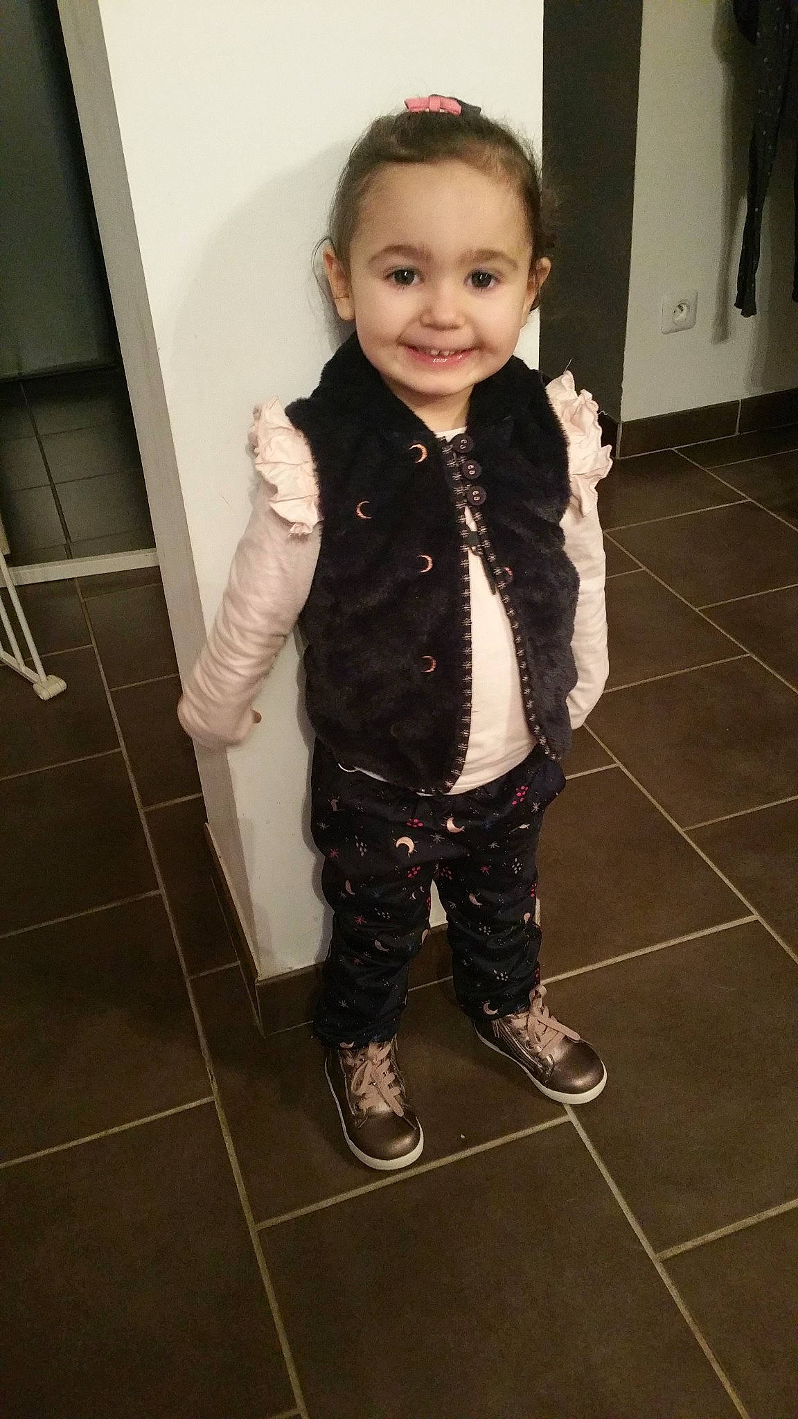 Emma a rejoint le concours — aidez-le/la à gagner de superbes lots ! black, boy, child, cool, day, floor, flooring, fun, girl, human, joy, leg, material, outerwear, person, product, skin, smile, snapshot, standing