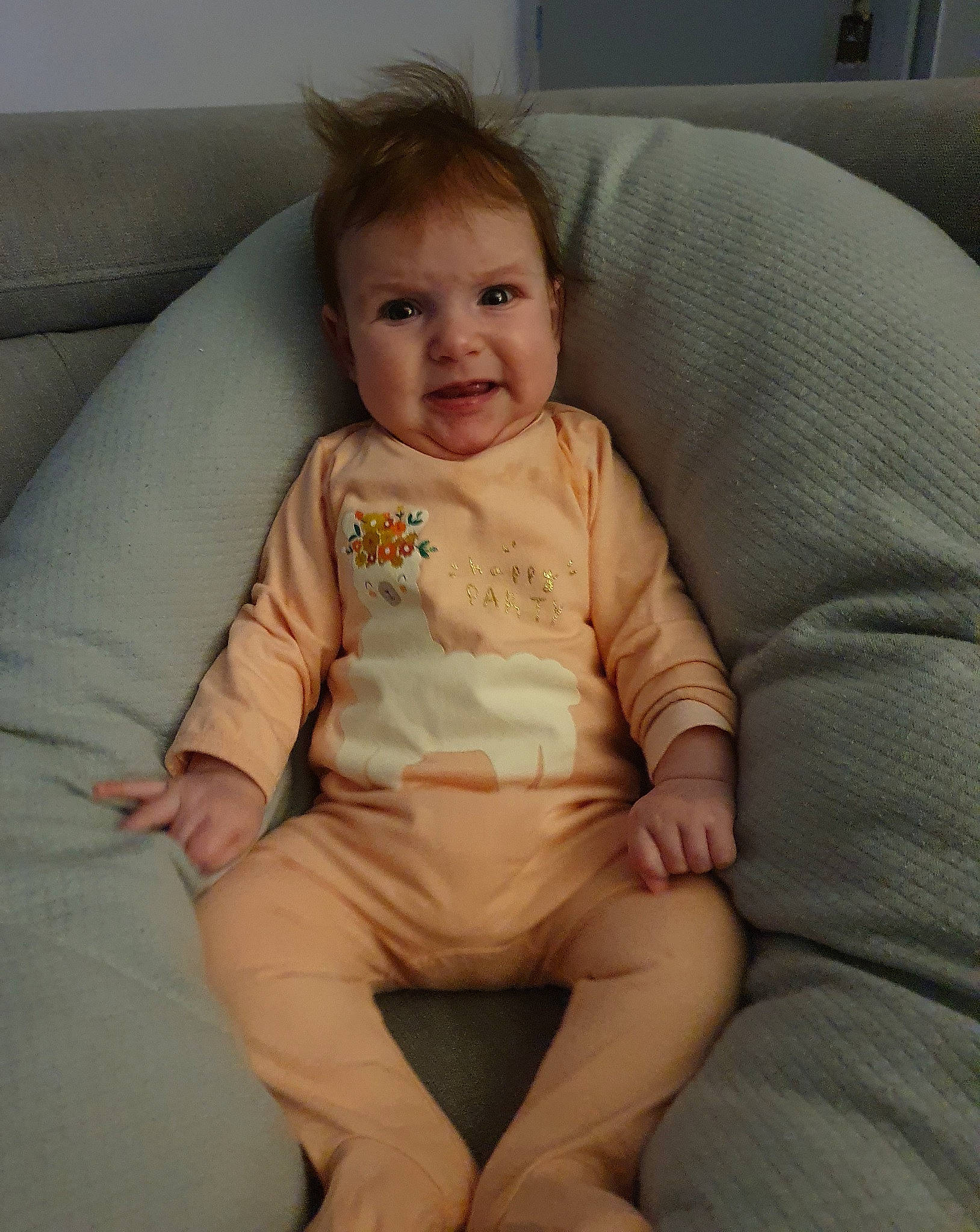 Emma a rejoint le concours — aidez-le/la à gagner de superbes lots ! baby, baby_toddler_clothing, cheek, comfort, couch, eye, face, hair, human_body, iris, knee, lip, mammal, neck, nose, person, skin, sleeve, smile, thigh