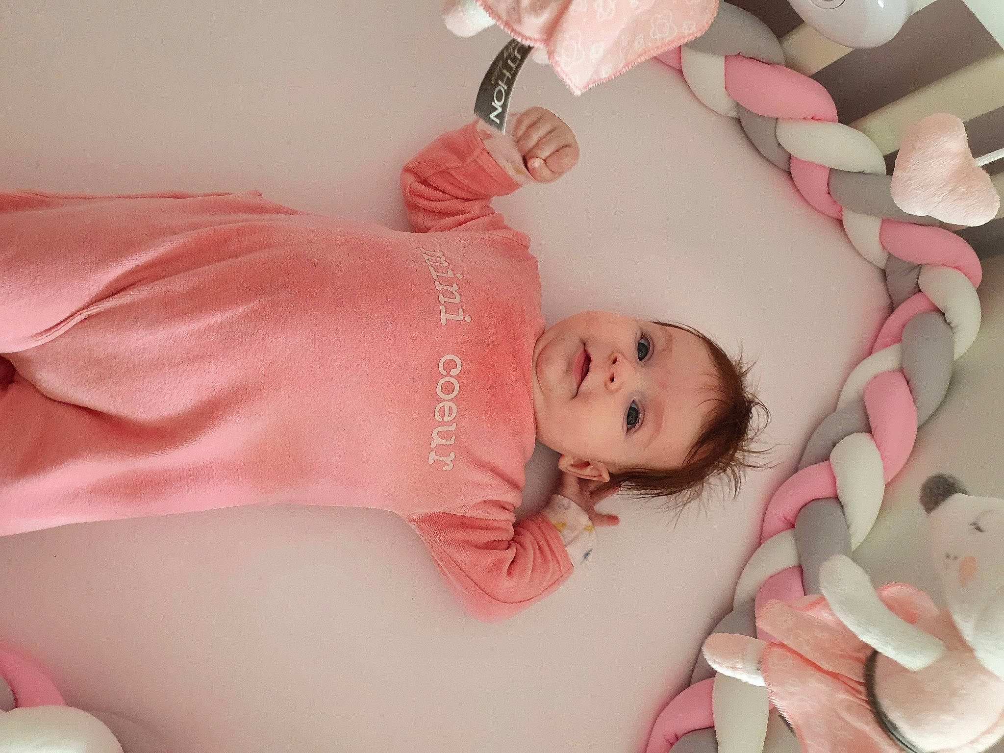 Emma participe au concours pour gagner de l'argent avec cette photo : arm, comfort, dress, eye, eyebrow, eyelash, facial_expression, hair, hairstyle, hand, happy, head, human_body, lip, mouth, muscle, neck, person, pink, skin