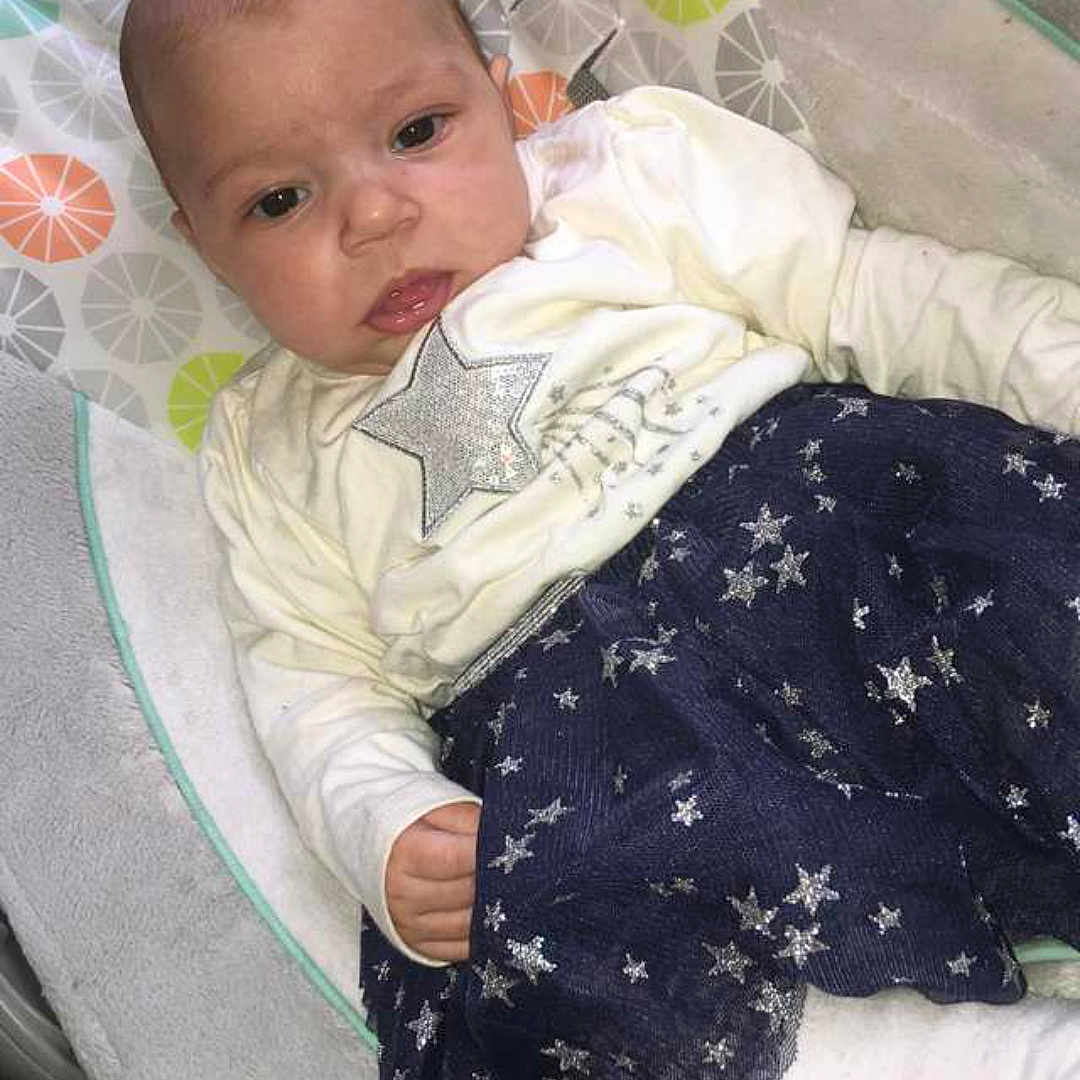 Laina participe au concours pour gagner de l'argent avec cette photo : baby_products, child, day, eye, girl, infant, material, person, product, sitting, skin, textile, toddler