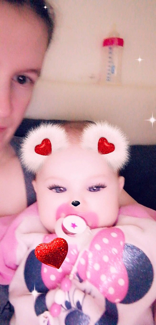 Aléxa participe au concours pour gagner de l'argent avec cette photo : baby, cheek, child, ear, face, fur, head, lip, nose, person, pink, skin, smile, stuffed_toy, teddy_bear, toddler, toy