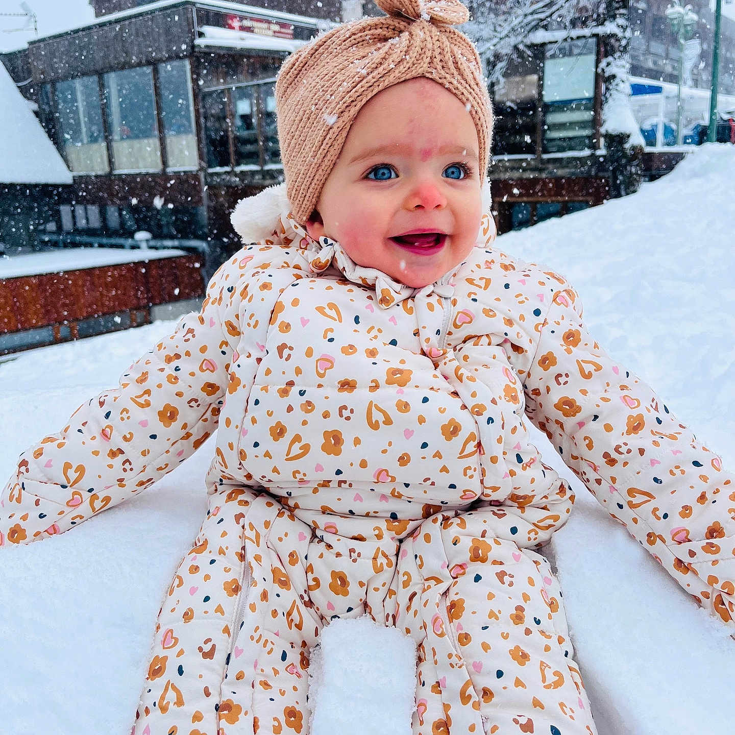 Abygaëlle a rejoint le concours — aidez-le/la à gagner de superbes lots ! blue_eyes, child, cold_weather, cute, face, frosty, happy, hat, jacket, outdoor, playful, smiling, snow, snowfall, snowsuit, snowy, toddler, urban_background, winter, winter_clothing
