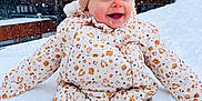 Abygaëlle a rejoint le concours — aidez-le/la à gagner de superbes lots ! toddler, child, snow, winter_clothing, snowsuit, hat, blue_eyes, smiling, outdoor, snowfall, urban_background, cold_weather, winter, cute, happy, face, snowy, jacket, playful, frosty