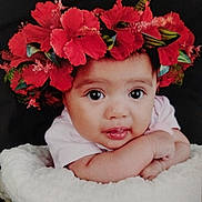 Kiana a rejoint le concours — aidez-le/la à gagner de superbes lots ! arms, baby, basket, blanket, closeup, clothing, cute, dark_background, eyes, face, flower_crown, headwear, infant, mouth, newborn, portrait, red_flowers, resting, skin, soft_texture