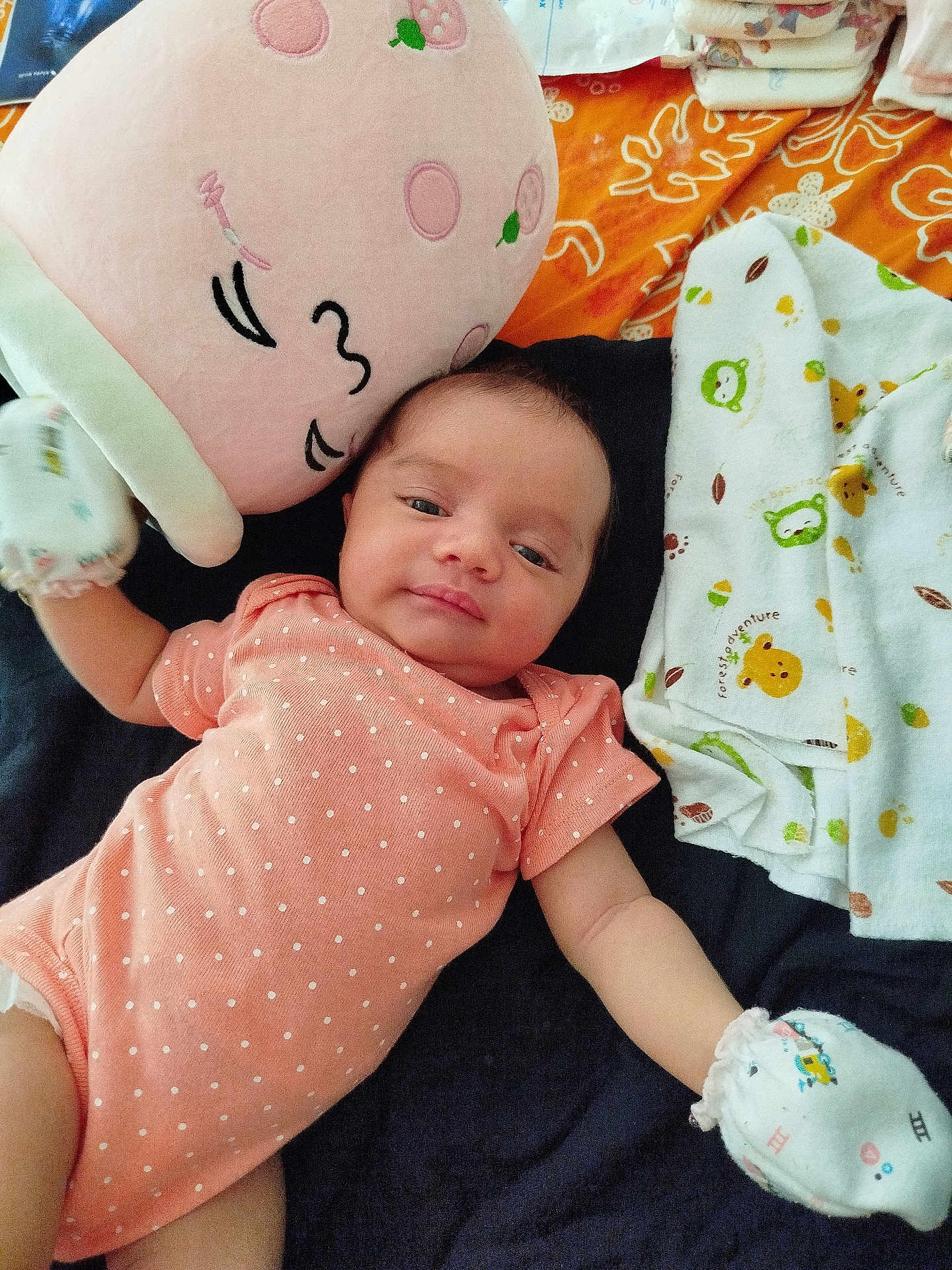 Kiana a rejoint le concours — aidez-le/la à gagner de superbes lots ! baby, infant, onesie, mittens, plush_toy, blanket, sleepy_face, cute, lying_down, soft_toys, polka_dot, child, cozy, resting, indoors, colorful, patterned_blanket, comfortable, smile, young_child