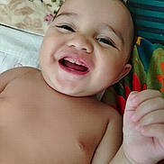 Kiana a rejoint le concours — aidez-le/la à gagner de superbes lots ! baby, bedding, blanket, chest, child, cute, eyes, face, floral_pattern, hand, happy, indoors, infant, laughing, mouth, pillow, portrait, skin, smile, teeth