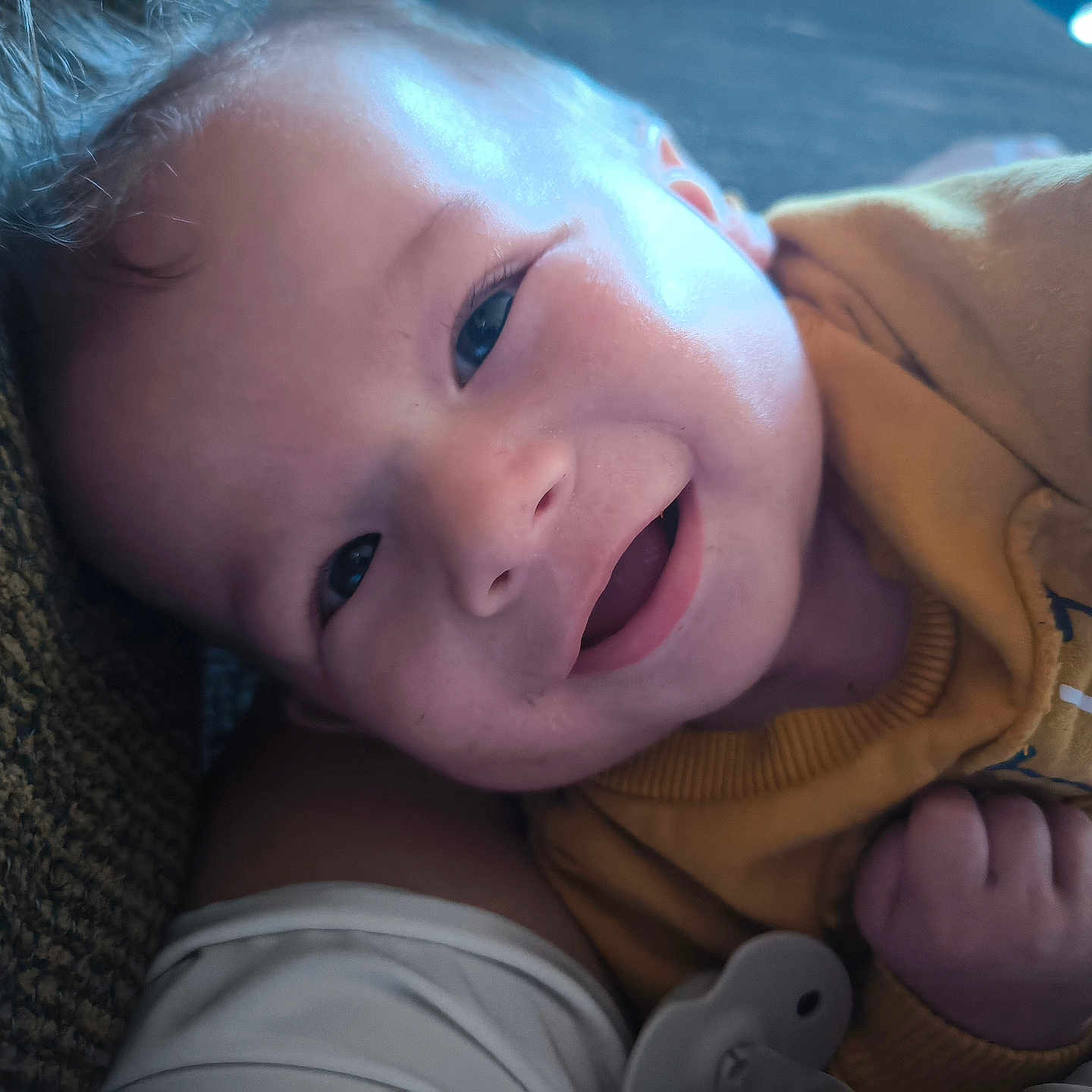 Giovanni a rejoint le concours — aidez-le/la à gagner de superbes lots ! baby, blue_eyes, child, closeup, cuddle, cute, fabric, face, hand, happy, indoors, infant, light, mustard_clothing, pacifier, portrait, skin, smiling, texture, toddler