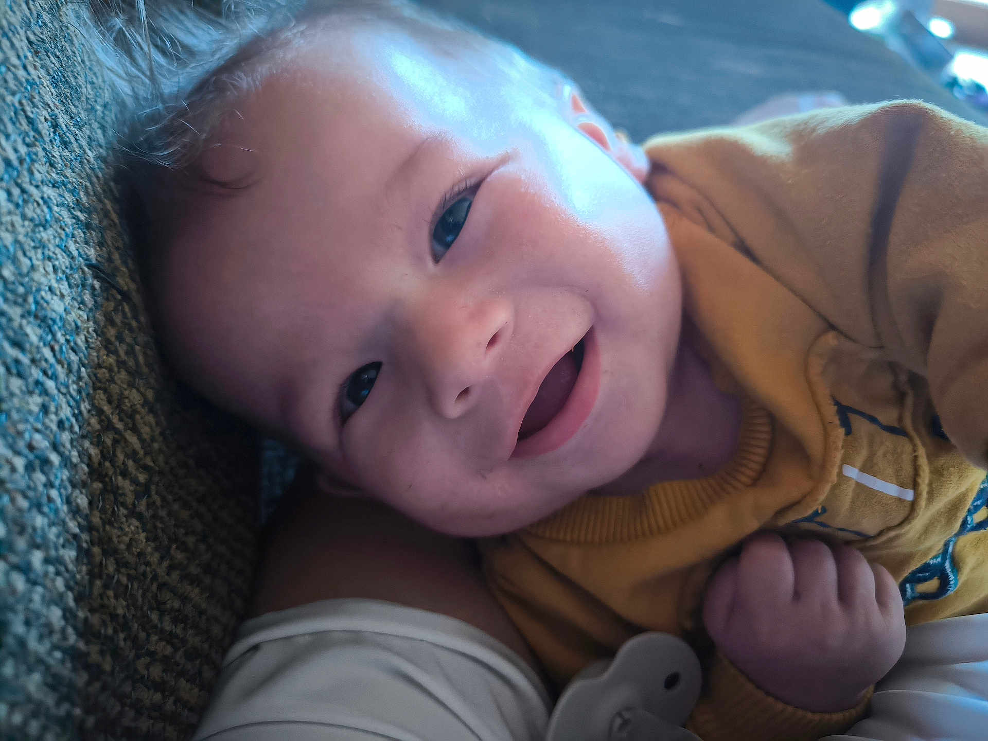 Giovanni a rejoint le concours — aidez-le/la à gagner de superbes lots ! baby, smiling, face, child, infant, closeup, happy, cuddle, mustard_clothing, skin, hand, portrait, indoors, fabric, texture, light, blue_eyes, cute, toddler, pacifier
