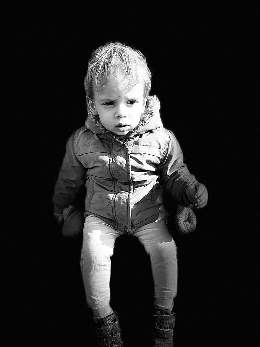 Sylvano participe au concours pour gagner de l'argent avec cette photo : baby, baby_toddler_clothing, black_and_white, chair, darkness, elbow, eye, flash_photography, fun, gesture, hand, happy, head, human_body, jeans, leg, monochrome, monochrome_photography, person, sleeve