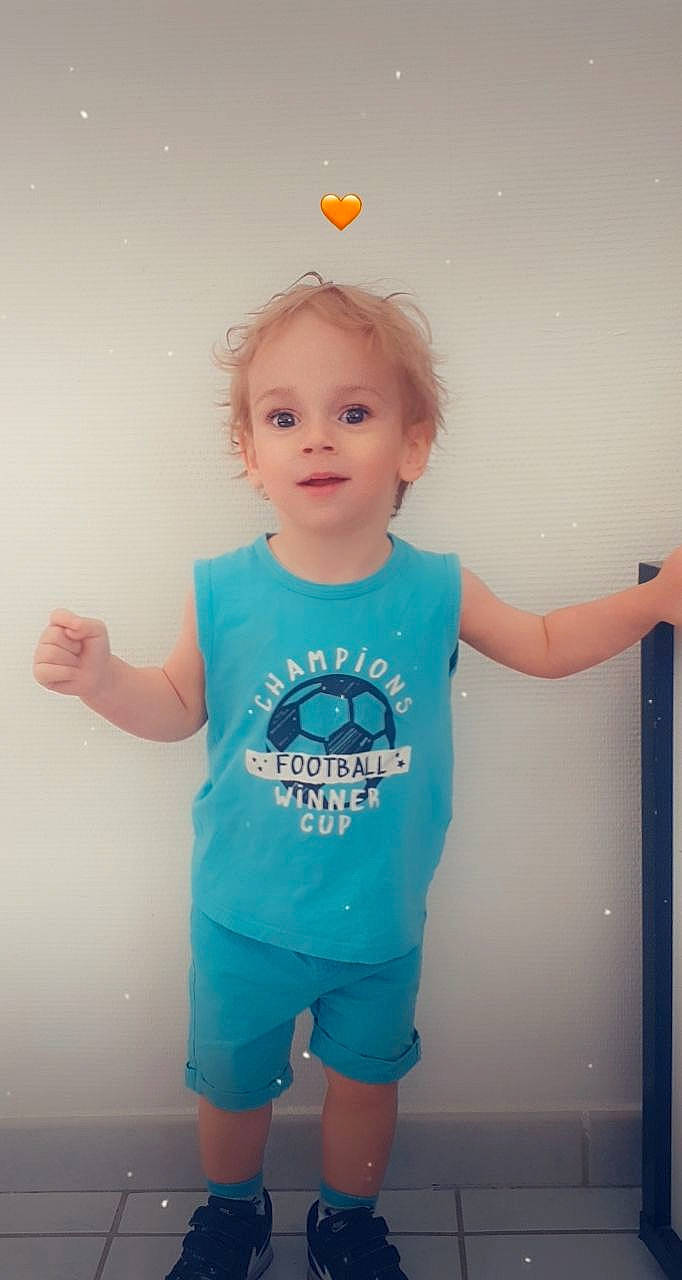 Sylvano a rejoint le concours — aidez-le/la à gagner de superbes lots ! arm, azure, baby_toddler_clothing, finger, gesture, hair, happy, head, human_body, joint, neck, person, shorts, shoulder, sleeve, smile, standing, t_shirt, waist, white