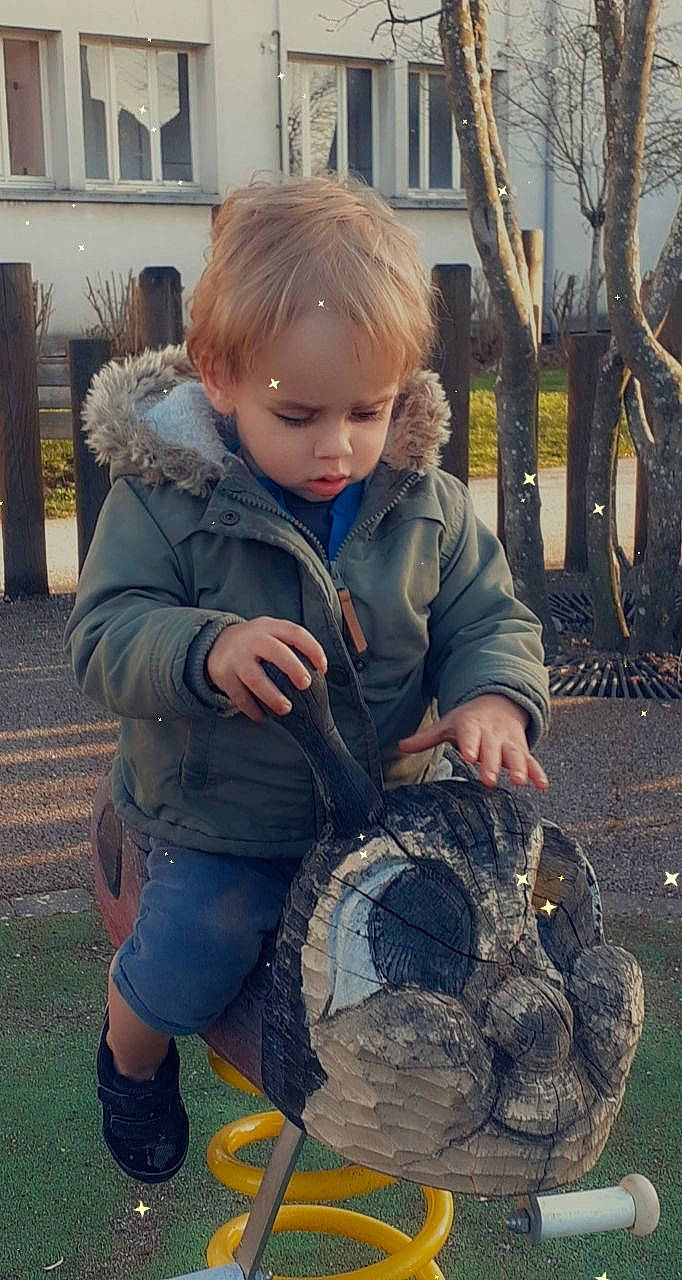 Sylvano a rejoint le concours — aidez-le/la à gagner de superbes lots ! automotive_tire, baby_toddler_clothing, ball, boot, child, fun, fur, grass, happy, leg, people_in_nature, person, plant, shoe, sitting, sleeve, sneakers, soil, toddler, tree