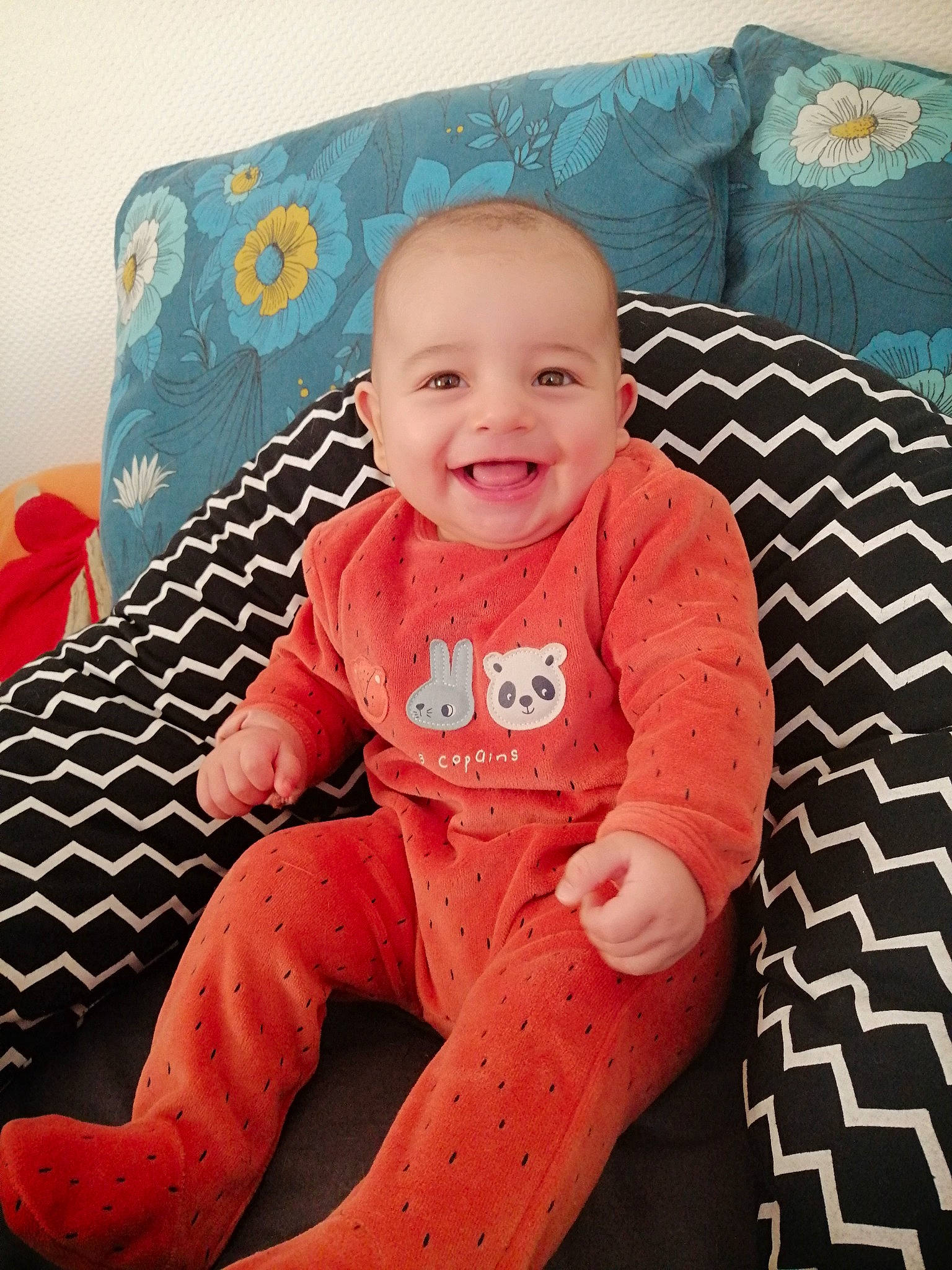 Elliot a rejoint le concours — aidez-le/la à gagner de superbes lots ! baby, baby_toddler_clothing, comfort, couch, eye, face, floor, flooring, hairstyle, happy, head, joy, person, pillow, pink, product, skin, sleeve, smile, t_shirt