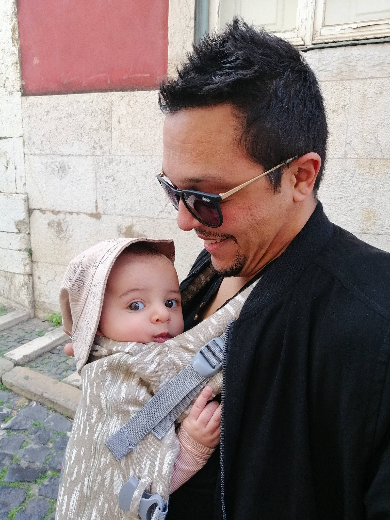 Elliot participe au concours pour gagner de l'argent avec cette photo : baby, baby_products, baby_toddler_clothing, child, event, eyewear, facial_expression, formal_wear, fun, glasses, goggles, happy, outerwear, person, smile, street_fashion, sunglasses, toddler, tradition, vacation