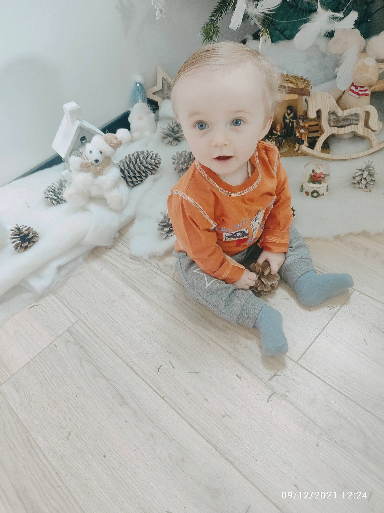Zélyo a rejoint le concours — aidez-le/la à gagner de superbes lots ! baby, baby_toddler_clothing, child, comfort, eye, floor, flooring, fur, happy, hardwood, linens, pattern, person, sitting, skin, sleeve, t_shirt, toddler, toy, wood