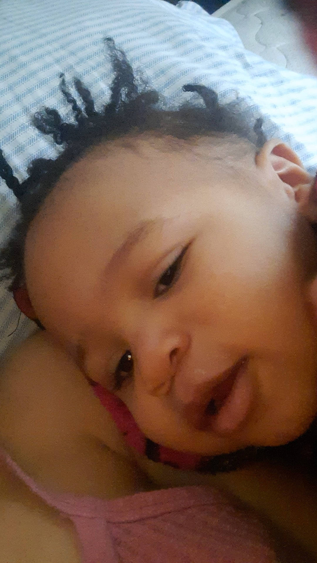 Atreus is registered to the contest to win money with this photo: cheek, chin, ear, eye, eyebrow, eyelash, forehead, gesture, hair, hairstyle, hand, happy, head, human_body, iris, lip, mouth, nose, person, skin