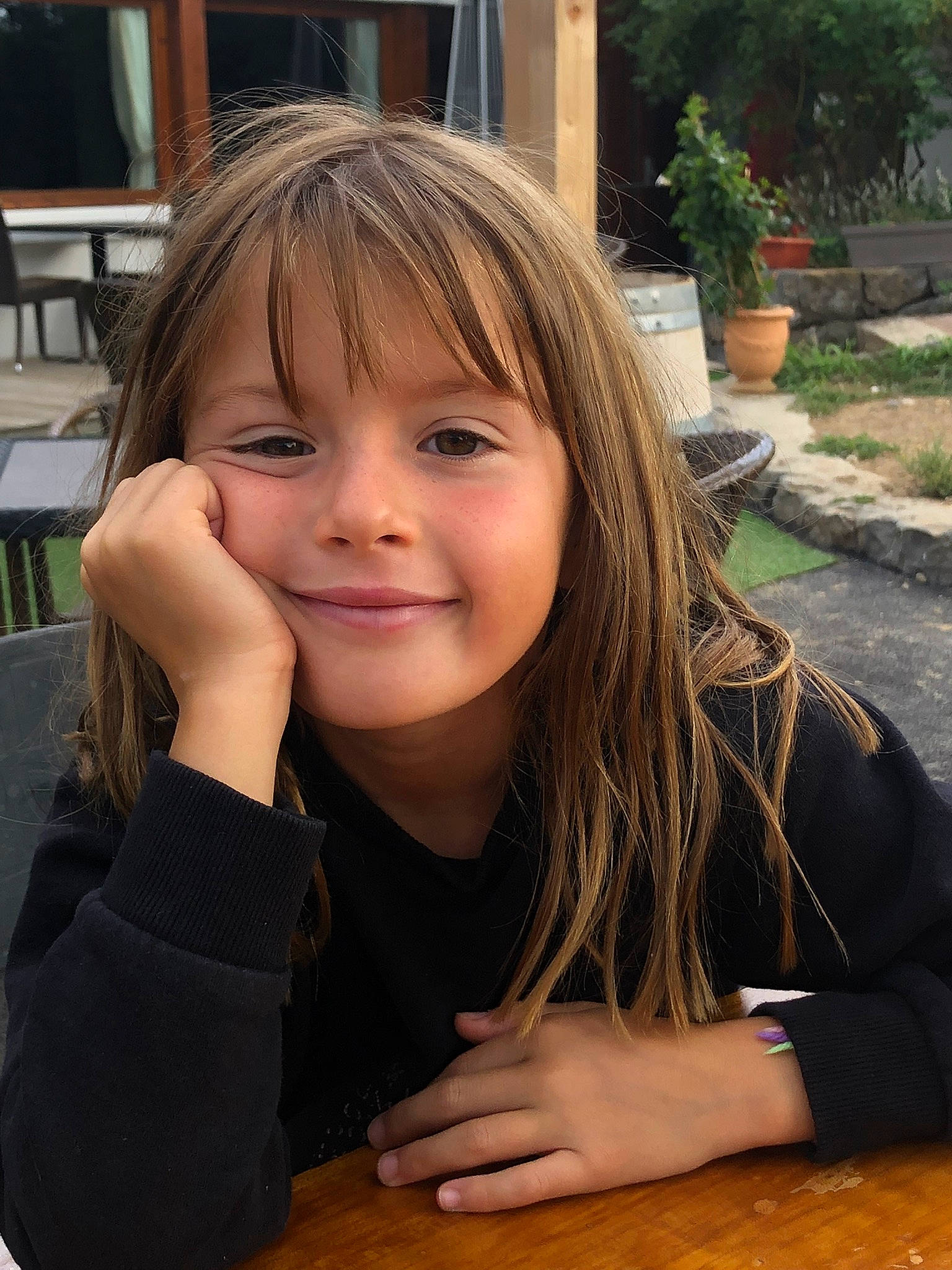 Lilia a rejoint le concours — aidez-le/la à gagner de superbes lots ! bangs, cheek, chin, eye, eyebrow, eyelash, face, facial_expression, finger, fun, gesture, hairstyle, hand, happy, joy, layered_hair, long_hair, person, plant, sitting