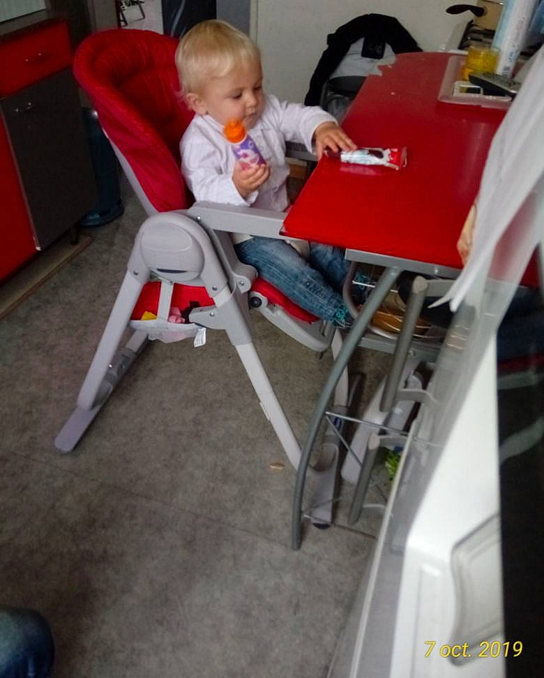 Ilario a rejoint le concours — aidez-le/la à gagner de superbes lots ! chair, child, person