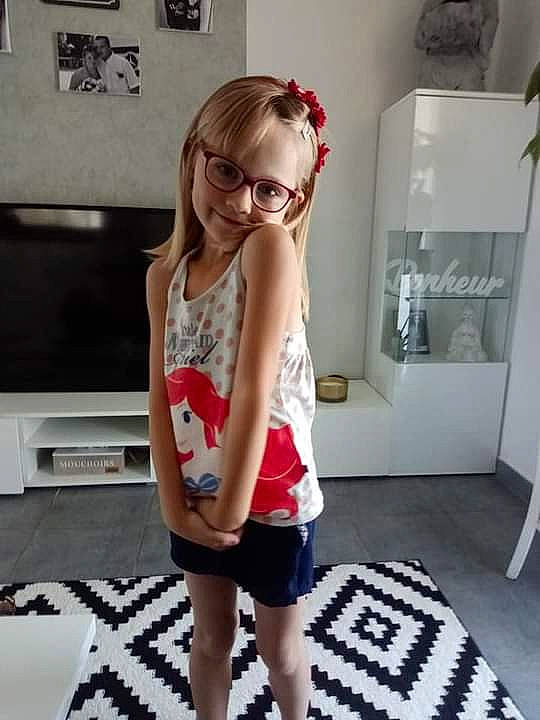 Celia a rejoint le concours — aidez-le/la à gagner de superbes lots ! clothing, design, dress, ear, eyewear, fashion, glasses, joint, joy, knee, leg, muscle, pattern, person, shoe, shoulder, sleeve, sleeveless_shirt, style, t_shirt