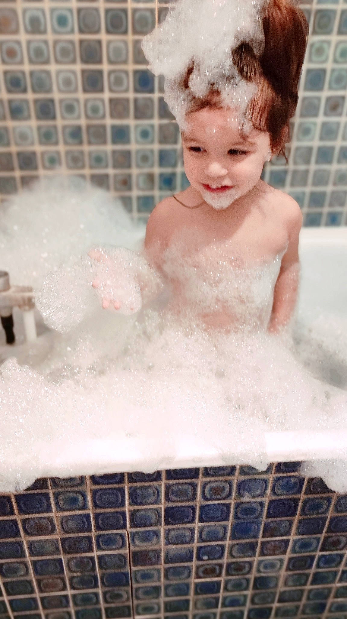 Apollonia participe au concours pour gagner de l'argent avec cette photo : bathing, bathroom, bathtub, black, dress, eye, facial_expression, flash_photography, happy, human_body, joy, mammal, organ, person, photograph, pink, product, skin, smile, toddler