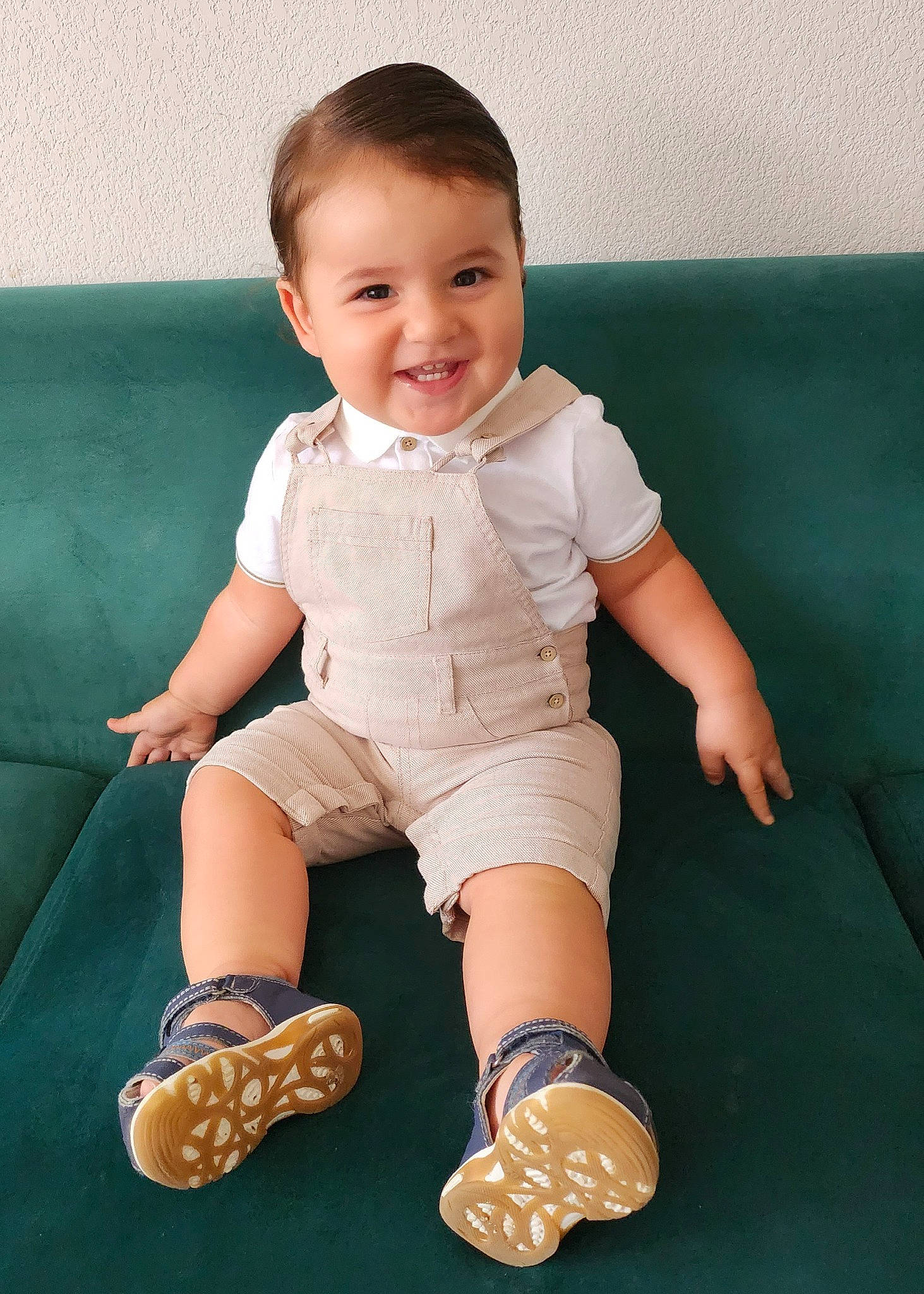 Kylian participe au concours pour gagner de l'argent avec cette photo : baby_toddler_clothing, child, couch, flash_photography, foot, hair, happy, head, human_body, human_leg, joy, knee, person, sitting, skin, sleeve, smile, sock, thigh, thumb
