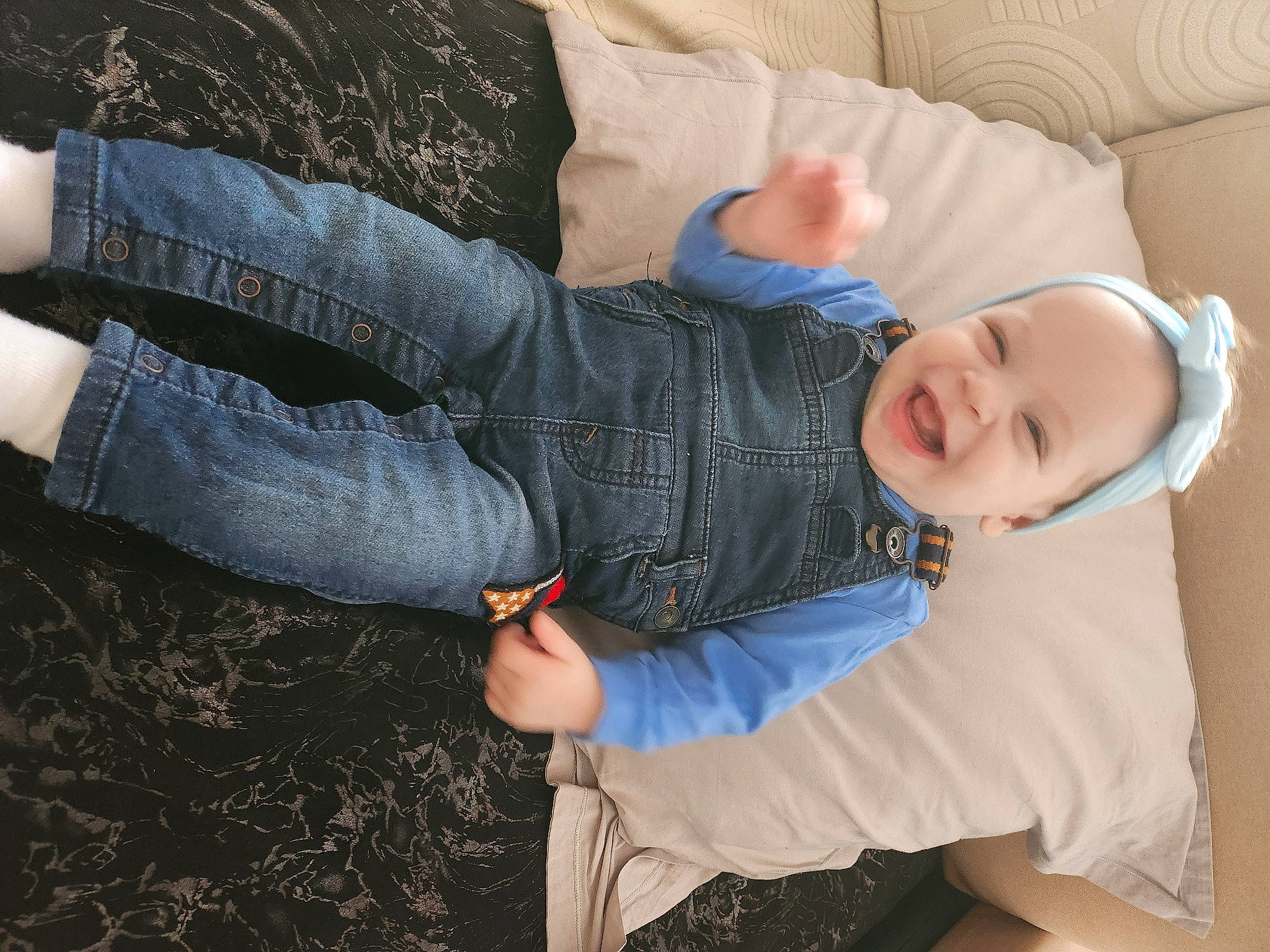 Aliyah participe au concours pour gagner de l'argent avec cette photo : arm, baby_toddler_clothing, comfort, denim, elbow, finger, gesture, happy, human_leg, joint, leg, pattern, person, sitting, sleeve, smile, thigh, thumb, toddler, waist