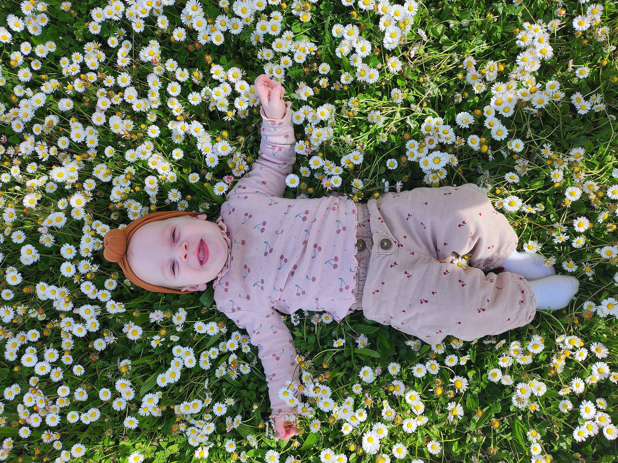 Aliyah a rejoint le concours — aidez-le/la à gagner de superbes lots ! baby_toddler_clothing, botany, field, flower, flowering_plant, grass, grass_family, grassland, green, groundcover, happy, lawn, meadow, pattern, people_in_nature, person, petal, plant, shrub, smile