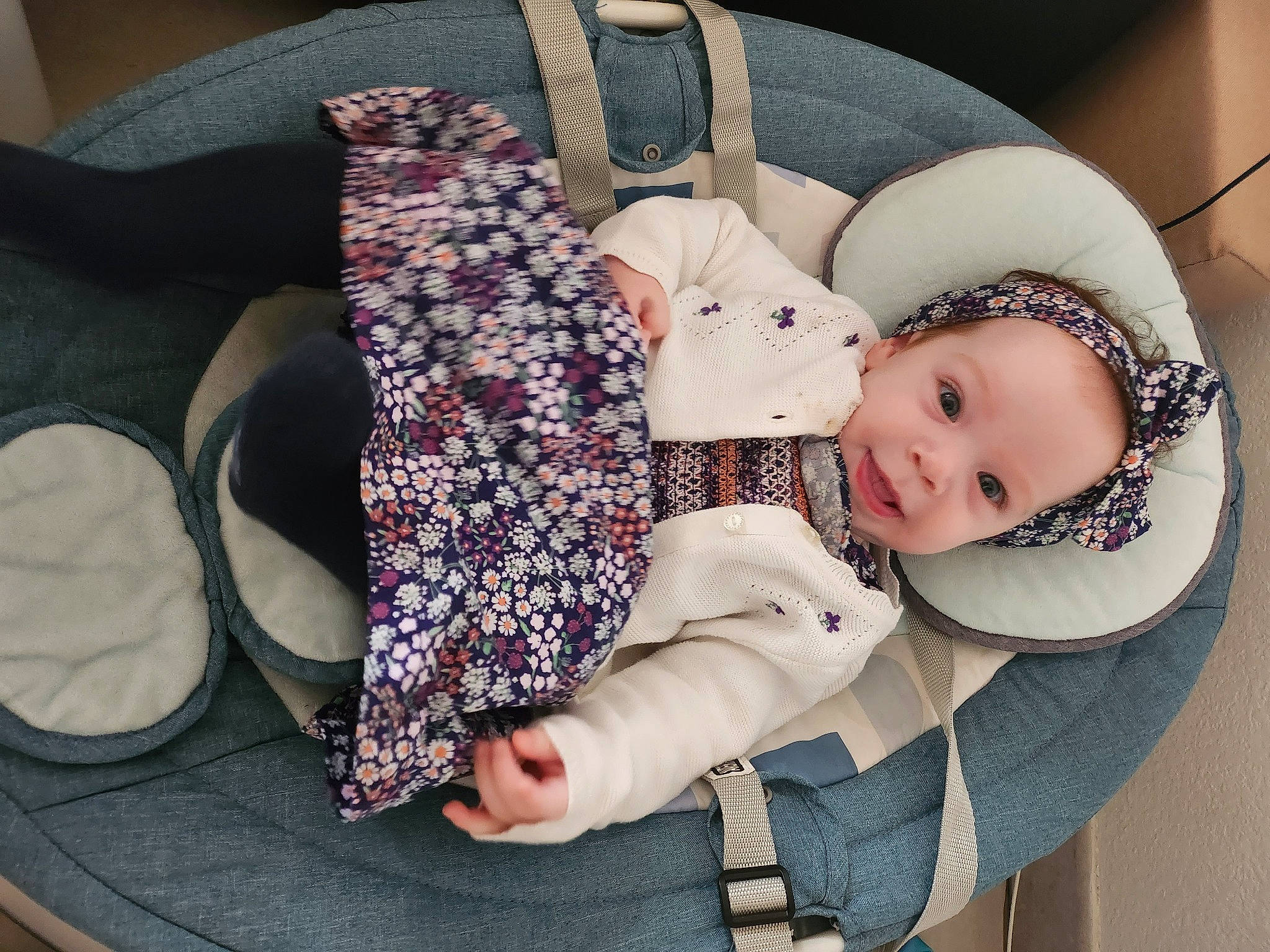 Aliyah a rejoint le concours — aidez-le/la à gagner de superbes lots ! baby, baby_carriage, baby_products, baby_safety, baby_sleeping, baby_toddler_clothing, beanie, child, comfort, fashion_accessory, infant_bed, knit_cap, linens, pattern, person, plaid, room, sitting, sleeve, textile