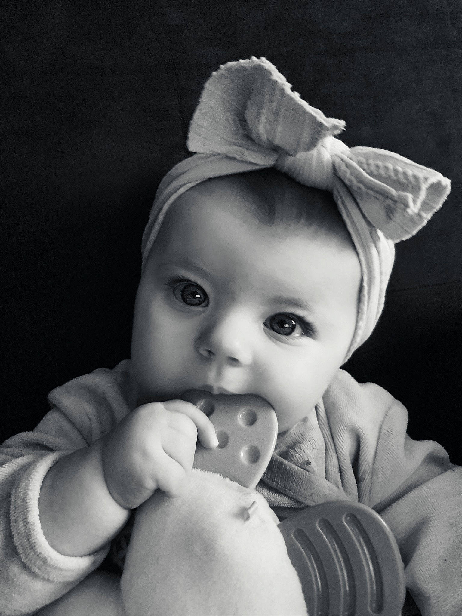 Leyna participe au concours pour gagner de l'argent avec cette photo : baby, baby_toddler_clothing, cheek, chin, ear, eye, finger, flash_photography, gesture, happy, head, human_body, iris, lip, mouth, nose, person, skin, smile, toddler