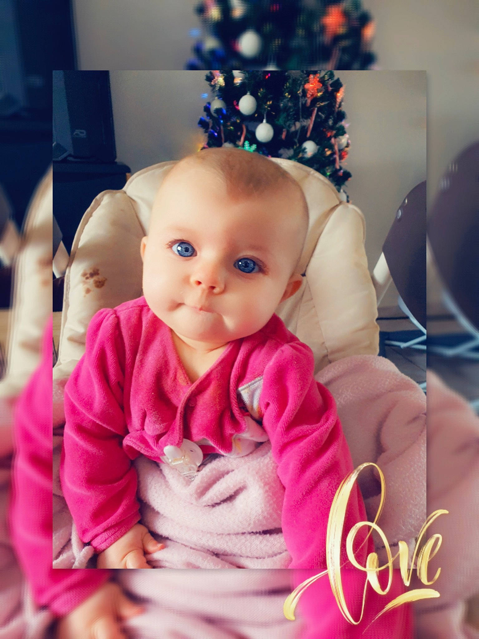 Leyna a rejoint le concours — aidez-le/la à gagner de superbes lots ! baby, child, christmas_decoration, christmas_ornament, doll, event, fashion_accessory, fictional_character, finger, happy, holiday, love, magenta, ornament, person, pink, room, sitting, smile, toddler