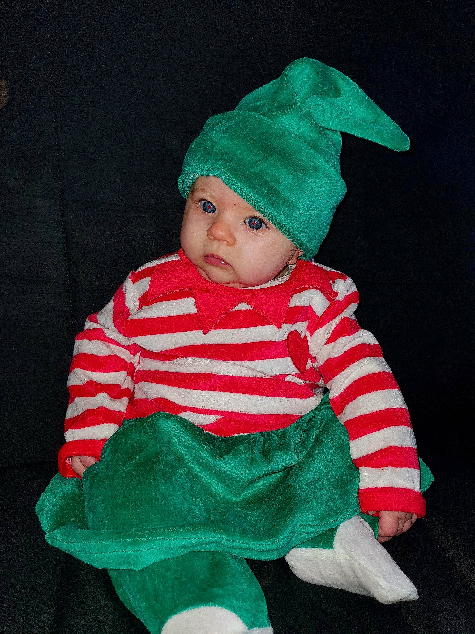 Leyna participe au concours pour gagner de l'argent avec cette photo : baby, baby_toddler_clothing, beanie, cap, carmine, christmas, christmas_eve, costume_hat, face, fictional_character, hat, head, headgear, headwear, holiday, hood, human_body, person, sitting, sleeve