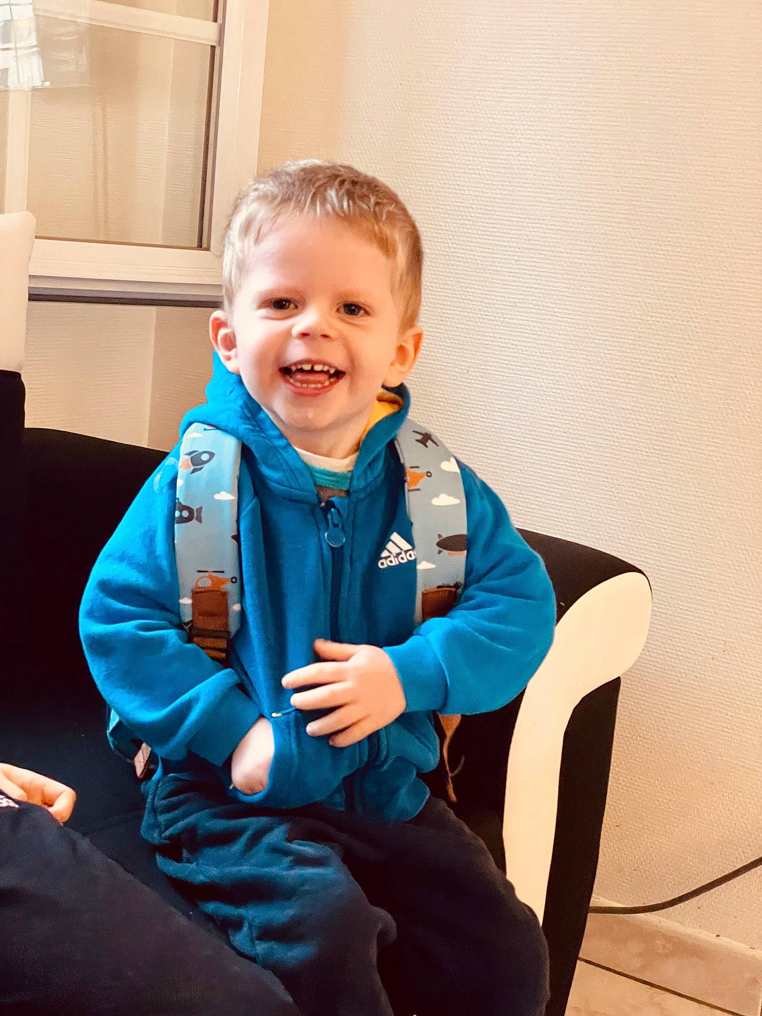 Naël a rejoint le concours — aidez-le/la à gagner de superbes lots ! baby_toddler_clothing, child, collar, comfort, electric_blue, event, eye, fashion_accessory, flash_photography, formal_wear, fun, gesture, happy, human_body, jewellery, joy, person, sitting, sleeve, smile