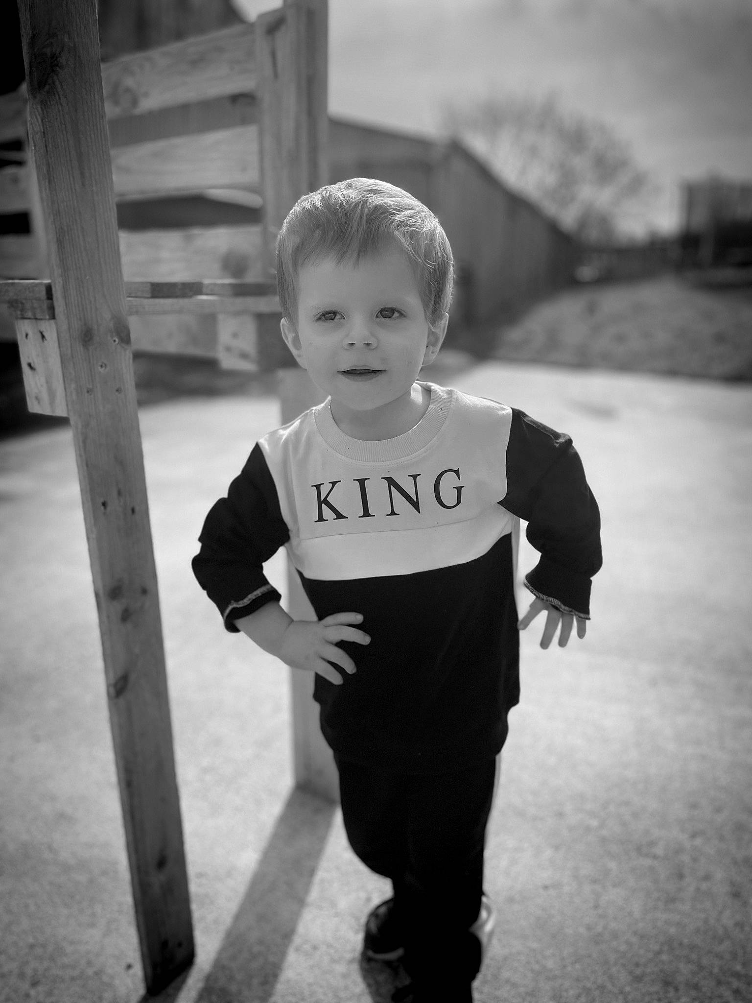 Naël participe au concours pour gagner de l'argent avec cette photo : black_and_white, child, flash_photography, fun, gesture, happy, monochrome, monochrome_photography, person, portrait_photography, shadow, sitting, sleeve, smile, standing, stock_photography, street, style, t_shirt, toddler