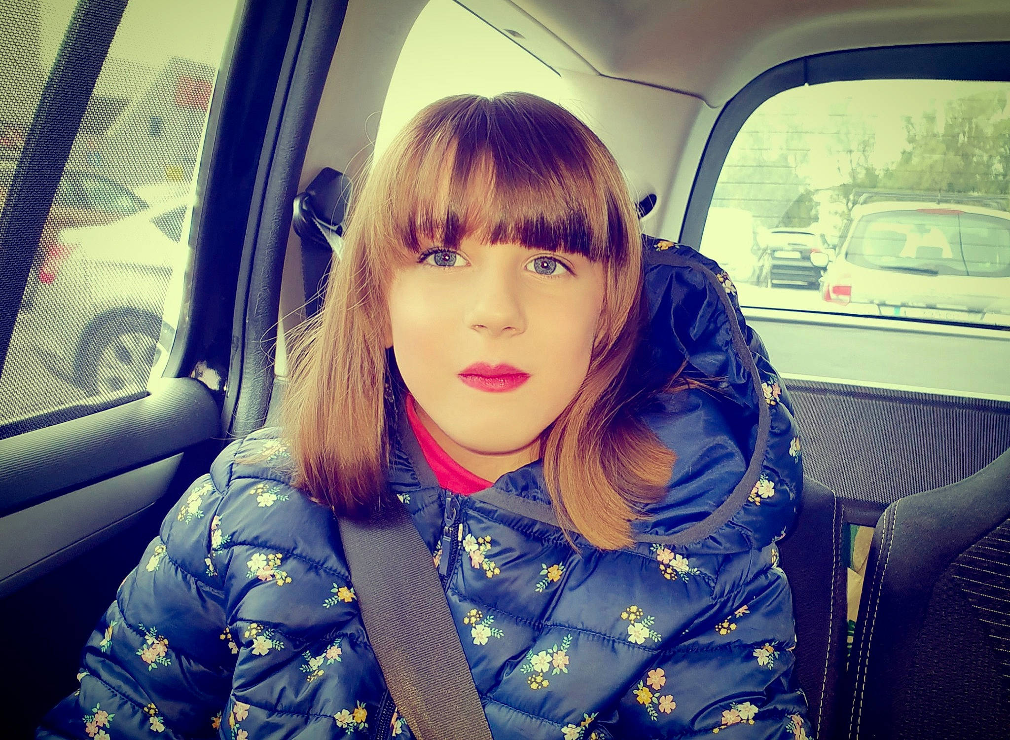 Ludmina a rejoint le concours — aidez-le/la à gagner de superbes lots ! automotive_design, automotive_exterior, automotive_lighting, beauty, black_hair, car, cool, daytime, eyebrow, eyewear, facial_expression, fun, happy, lip, morning, motor_vehicle, person, plant, tints_and_shades, vehicle