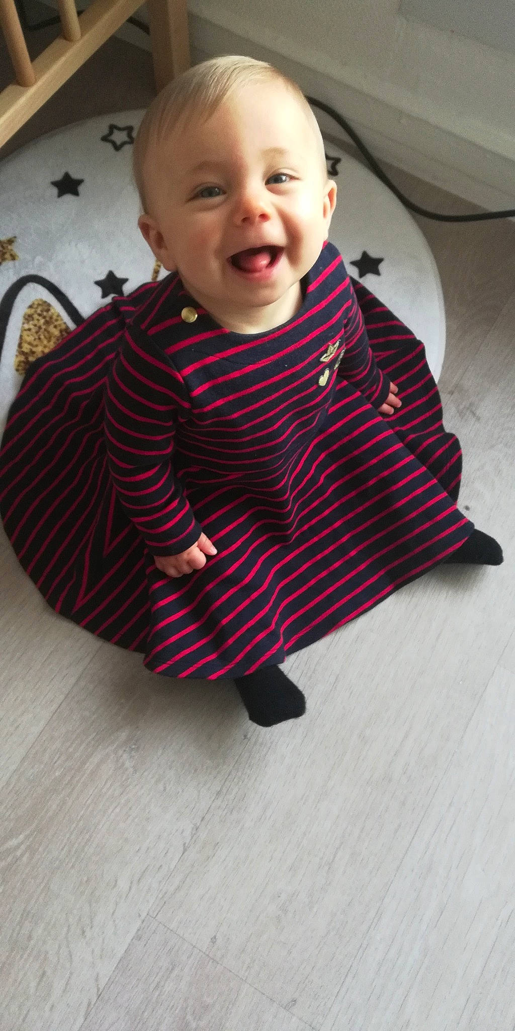 Maïa a rejoint le concours — aidez-le/la à gagner de superbes lots ! baby, cheek, child, dress, face, facial_expression, floor, flooring, head, lip, nose, outerwear, people, person, pink, skin, sleeve, smile, textile, toddler