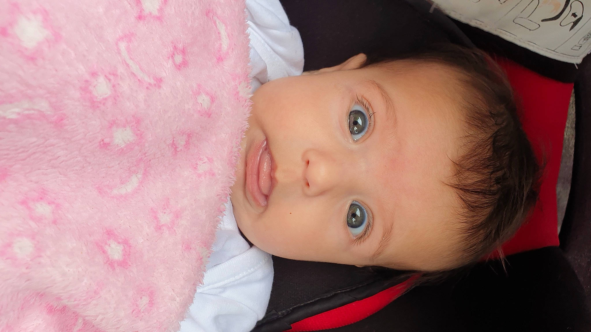 Tara a rejoint le concours — aidez-le/la à gagner de superbes lots ! baby, baby_toddler_clothing, beauty, cheek, child, close_up, eye, eyebrow, eyelash, happy, iris, linens, lip, magenta, nose, person, pink, portrait_photography, room, skin