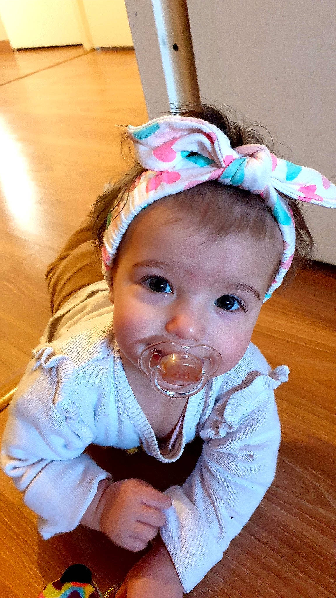 Tara a rejoint le concours — aidez-le/la à gagner de superbes lots ! baby, baby_toddler_clothing, cheek, child, costume_hat, ear, event, fashion_accessory, fun, hair_accessory, happy, hardwood, headband, headpiece, helmet, party_supply, person, skin, sleeve, toddler