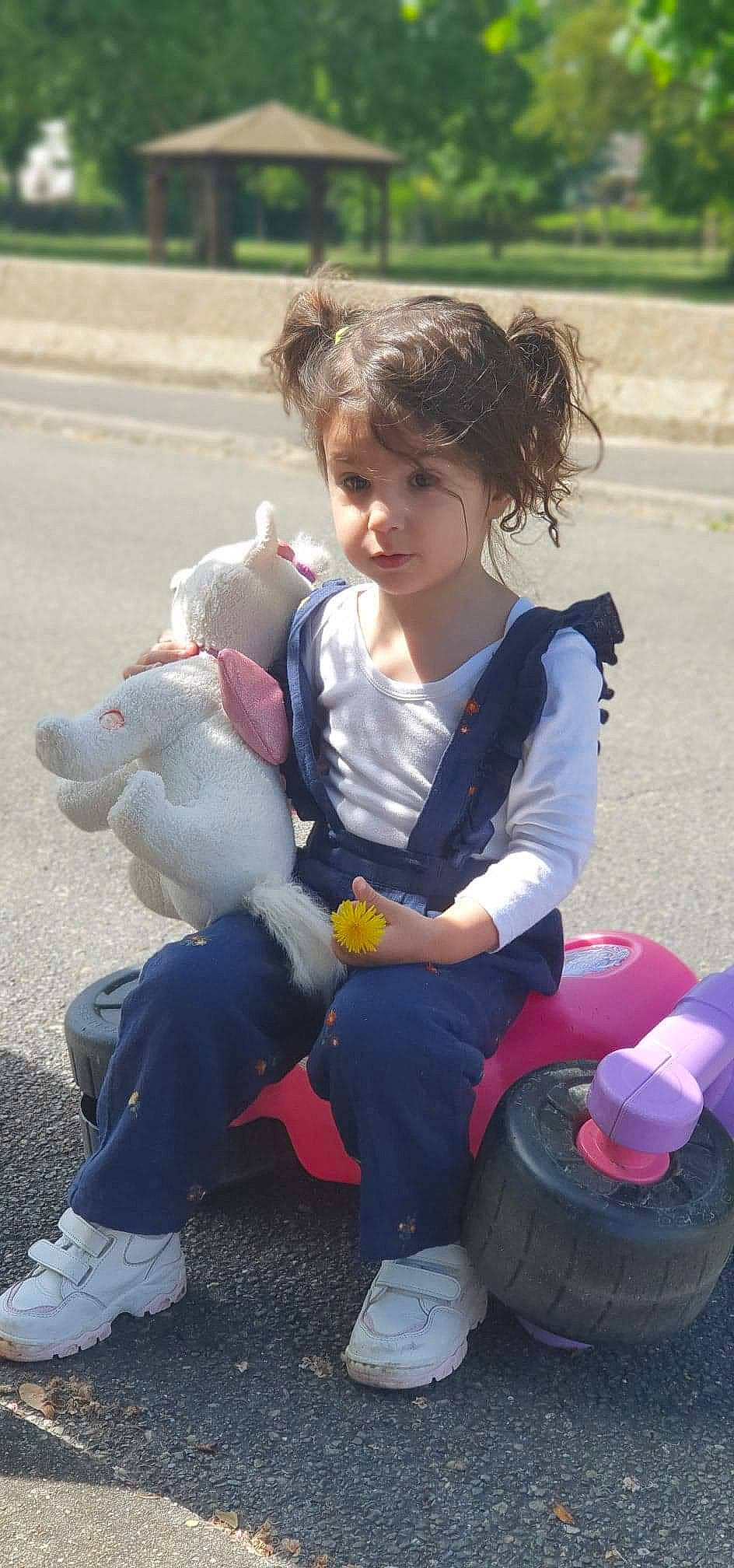 Iva participe au concours pour gagner de l'argent avec cette photo : baby_products, child, person, play, sitting, toddler