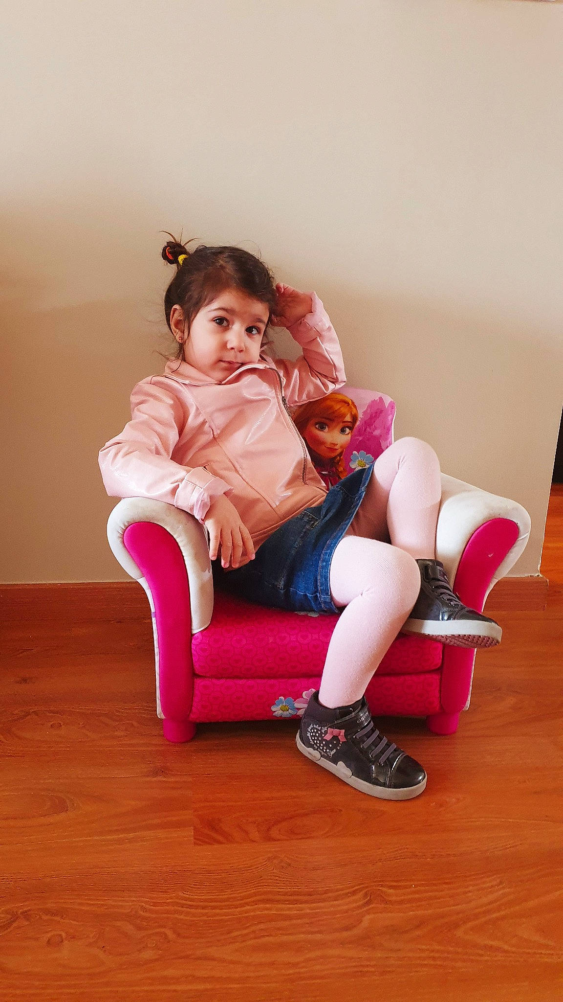 Iva participe au concours pour gagner de l'argent avec cette photo : black_hair, comfort, dress, eyewear, floor, flooring, glasses, happy, human_leg, joint, knee, lap, leg, magenta, person, pink, skin, sneakers, sock, thigh