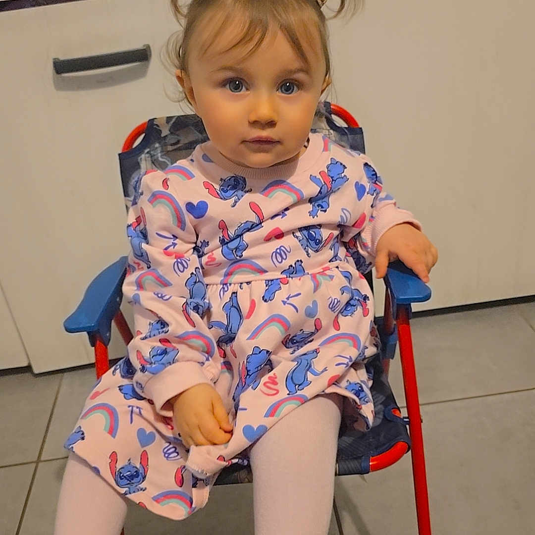 Emmy a rejoint le concours — aidez-le/la à gagner de superbes lots ! ankle, bodypart, chair, child, clothing, face, female, finger, footwear, furniture, girl, hand, head, highheel, person, sandal, shoe, sitting, sneaker, wood