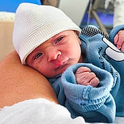 Lenzio a rejoint le concours — aidez-le/la à gagner de superbes lots ! newborn, baby, infant, hat, blue_clothing, hand, person, skin, face, portrait, sleepy, cozy, cradle, closeup, cute, small, young, indoor, resting, toddler