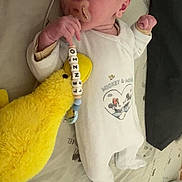 Lenzio a rejoint le concours — aidez-le/la à gagner de superbes lots ! baby, beaded_toy, bed, bedding, blanket, cute, eyes, face, hand, infant, lying_down, mickey_mouse, newborn, nursery, onesie, pacifier, pillow, plush_toy, stuffed_animal, yellow_duck