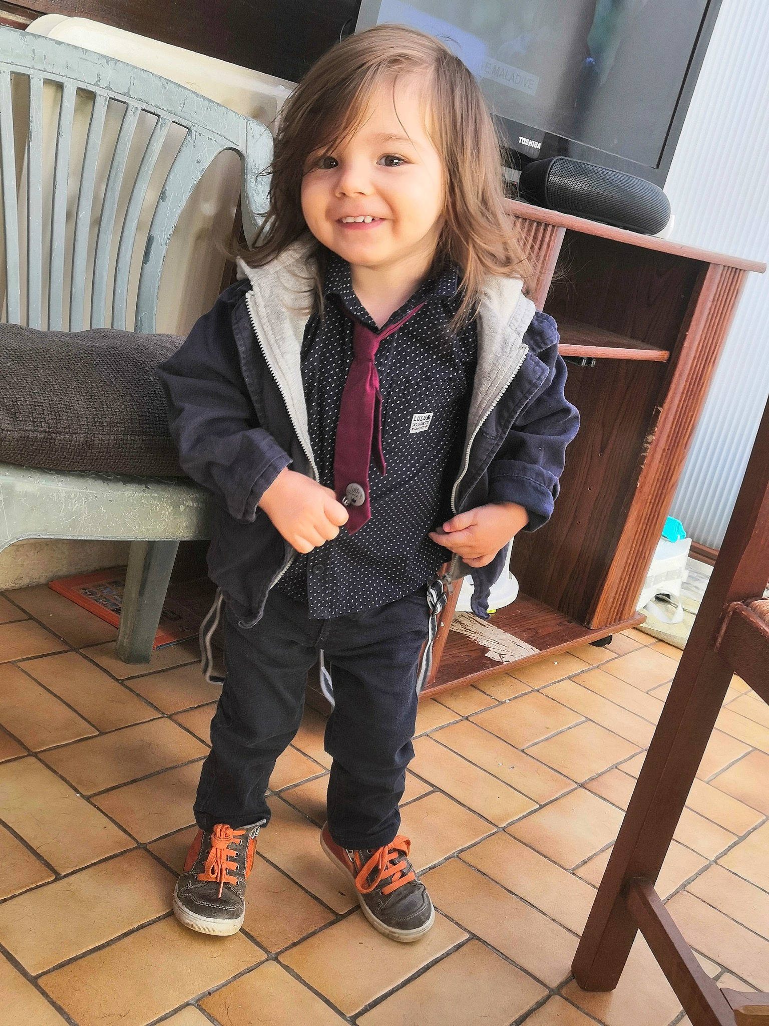 Andrew a rejoint le concours — aidez-le/la à gagner de superbes lots ! child, child_model, footwear, jacket, jeans, joy, leg, outerwear, person, shoe, skin, smile, standing, t_shirt, toddler, vacation